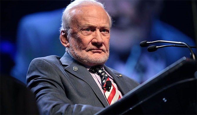 Ay'a Giden İkinci İnsan Buzz Aldrin: Uzayda Yalnız Değiliz