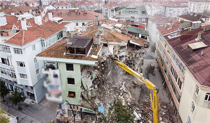 Deprem Sonrası Büyükçekme'de Riskli 8 Bina Yıkıldı