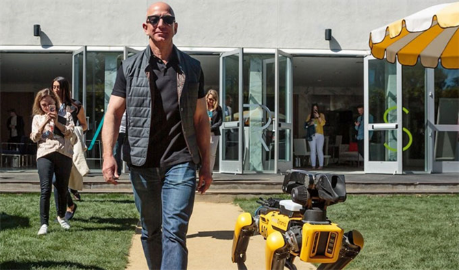 Dünyanın En Zengin Adamı Jeff Bezos, Robot Köpeği SpotMini ile Yürüyüşte