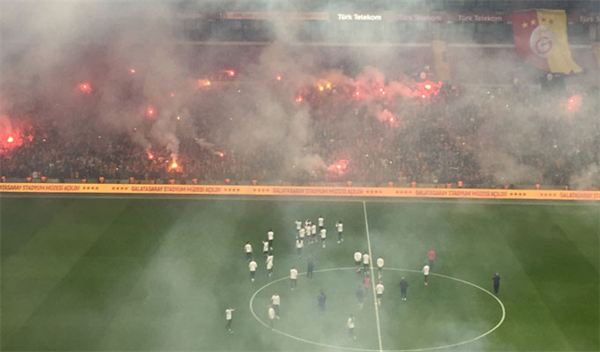 Böyle Çoşku Görülmedi Galatasaray Derbi Öncesi TT Arena'da Taraftarıyla Buluştu
