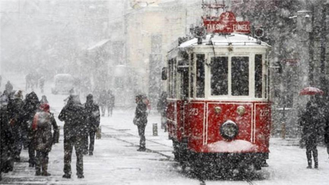 İstanbul'da kar yağışı başladı! İstanbul'da Yarın Okullar Tatil mi? İstanbul Valiliği 27 Aralık Kar Tatili Açıklaması