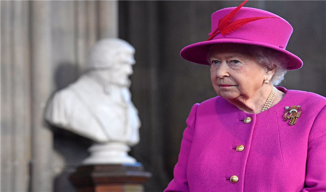 Kraliçe Elizabeth'e Hırsız Şoku! Saraydan Çalıp İnternette Satmış