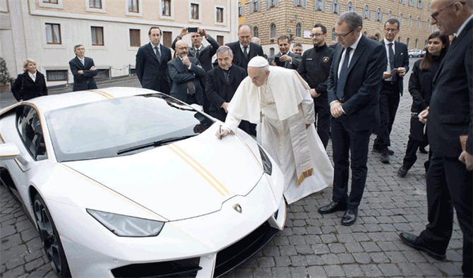 Papa'nın İmzaladığı Kutsal Lamborghini Huracan Rekor Fiyata Satıldı