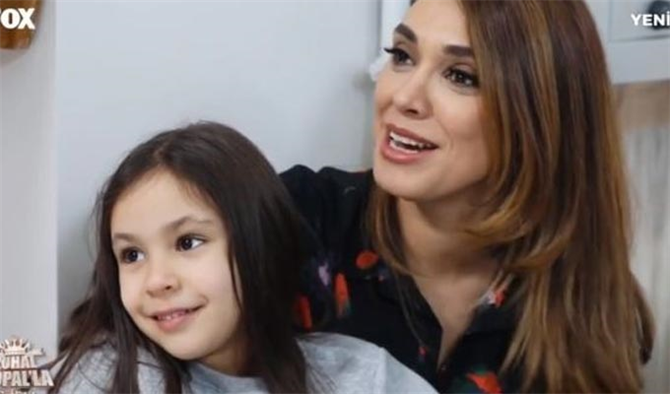 Zuhal Topal'ın kızı Lina ilk kez ekranlara çıktı