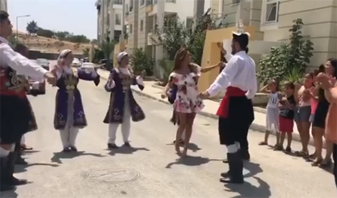 Zuhal Topal'la Sofrada mini elbiseli dansıyla rekor kırdı