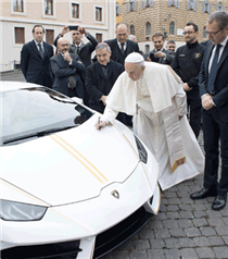 Papa'nın İmzaladığı Kutsal Lamborghini Huracan Rekor Fiyata Satıldı