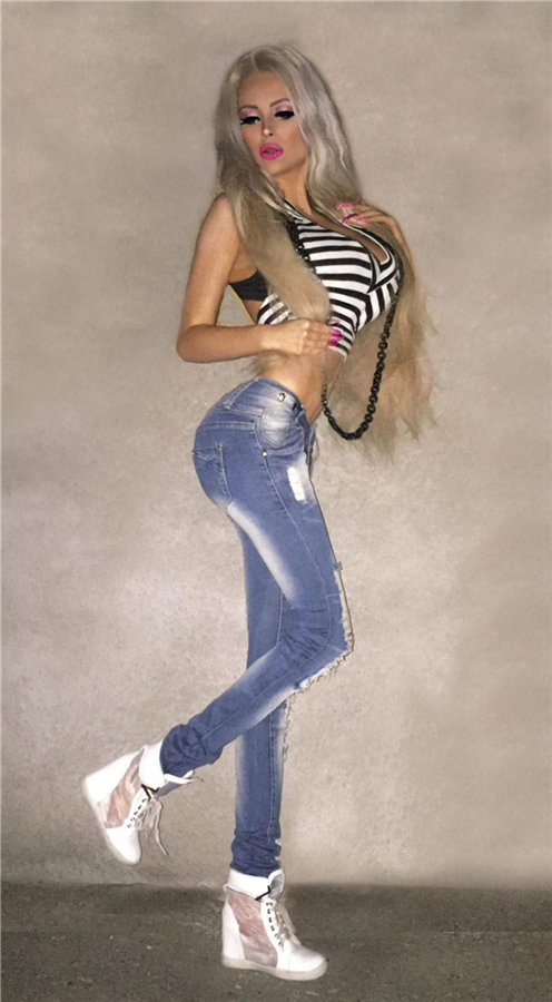 Barbie Bebeğe Benzemek İçin Servet Harcıyor