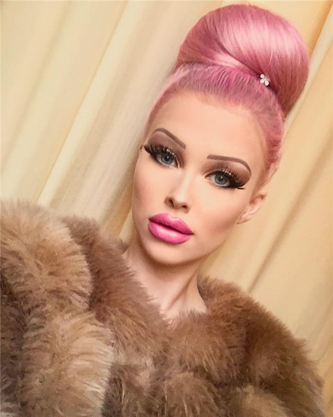 Barbie Bebeğe Benzemek İçin Servet Harcıyor