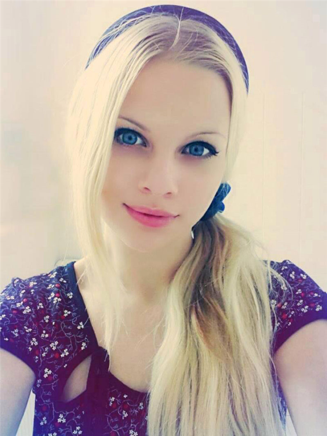 Barbie Bebeğe Benzemek İçin Servet Harcıyor