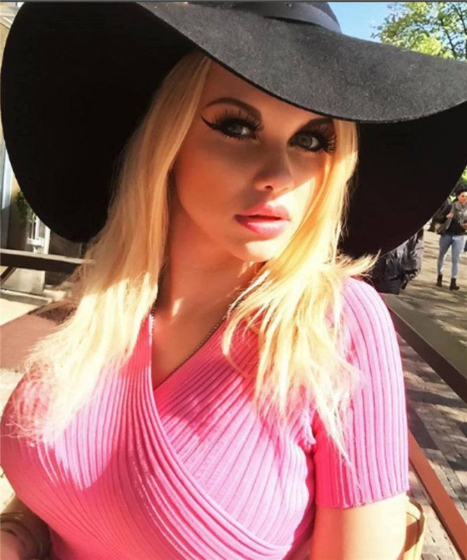 Barbie Bebeğe Benzemek İçin Servet Harcıyor