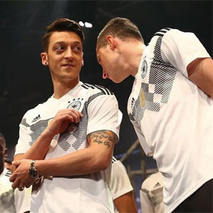 Yapılan ırkçı tezahüratlar sebebiyle Almanya Milli takımını bıraktığını açıklayan Mesut Özil'in bu kararını nasıl buluyorsunuz?
